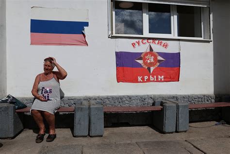 Moteris sėdi susimąsčiusi