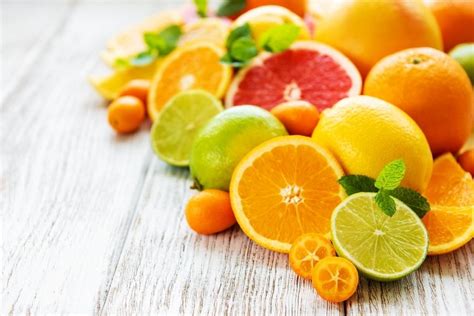 Citrusiniai vaisiai ir vitamino C molekulė