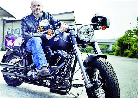 Max Pezzali su Harley-Davidson motociklu