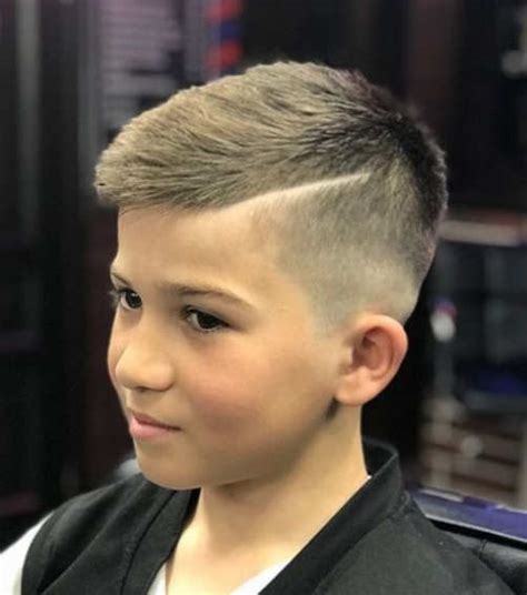 berniukų kirpimas ilgesniais viršutiniais plaukais