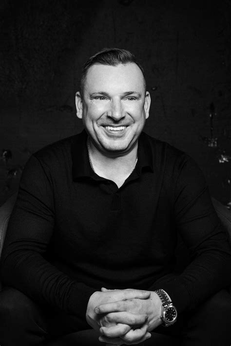 Žmogus, vedantis dienoraštį ir rašantis apie savo jausmus