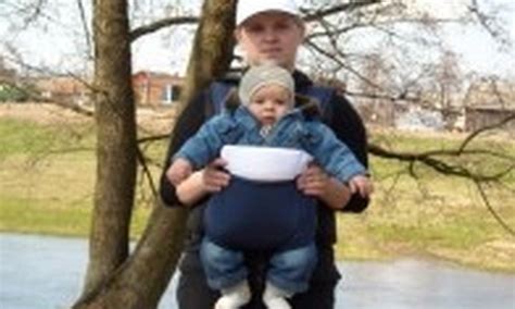 Kūdikis nešiojamas nešioklėje