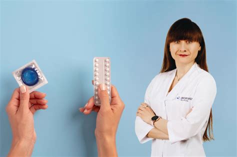 Moteris, naudojanti mikroskopą vaisingumo stebėjimui