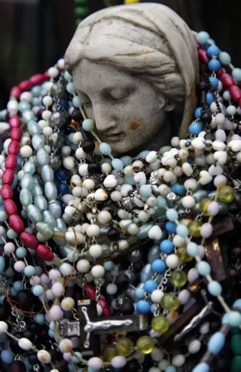 Vaizdas, vaizduojantis įvairias maldas ir pamaldumo praktikas