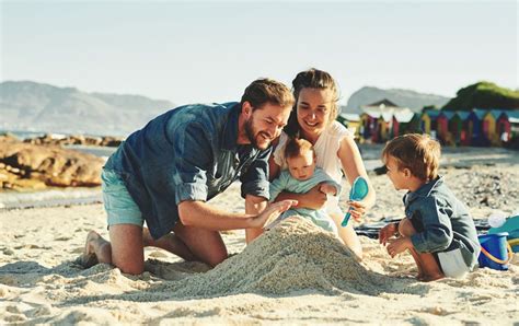 šeima džiaugiasi atostogomis paplūdimyje