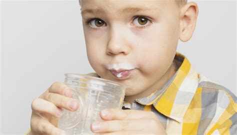 Vaikas su Gatorade buteliuku ir vandens buteliuku