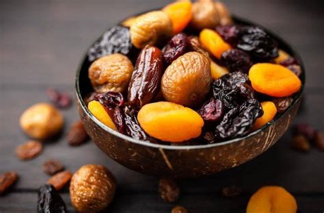 įvairūs džiovinti vaisiai ir riešutai