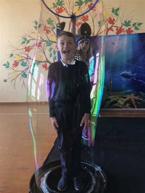 vaikas pūčia didelį muilo burbulą