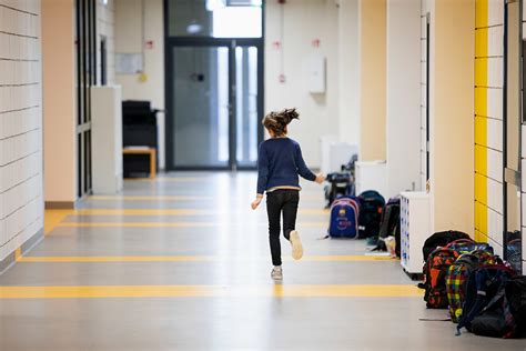 vaikai bėga aplink kėdes skambant muzikai