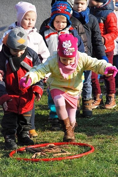 vaikai neša balioną tarp galvų