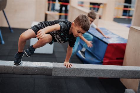 vaikai parkūro aikštelėje