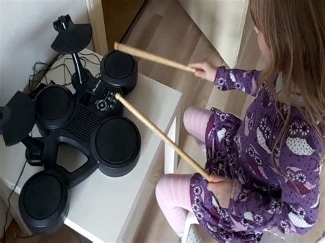 vaikų grupė dainuoja ir groja instrumentais