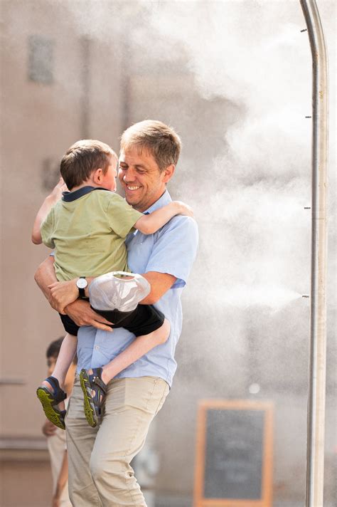 vaikas naudojasi inhaliatoriumi