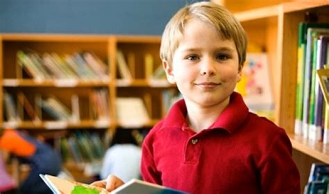 vaikas su knyga ir pliušiniu žaislu