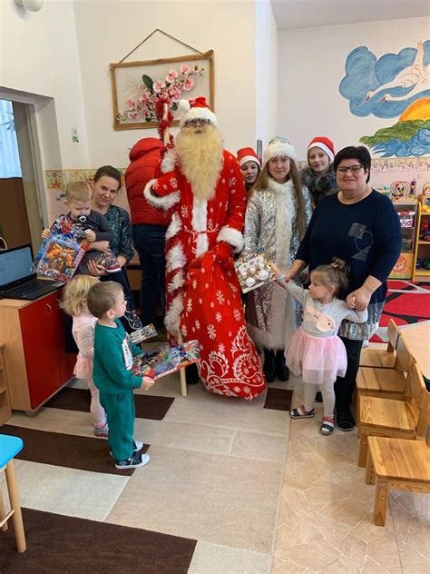 Vaizdas su Kalėdų Seneliu, dalinančiu dovanas vaikams