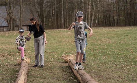 Nuotrauka su vaikais, glostančiais triušiukus