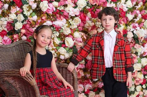 Mergaitė ir berniukas apsirengę Chicco drabužiais