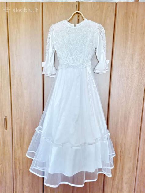 mergaitė su pirmos komunijos suknele