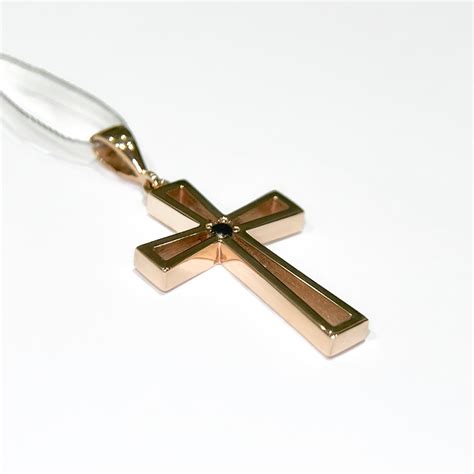 auksinis kryželis su deimantu