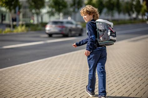 vaikas su daugkartinėmis kelnaitėmis-atprastukėmis