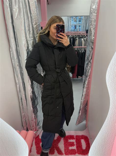 juoda striukė su kūdikiu