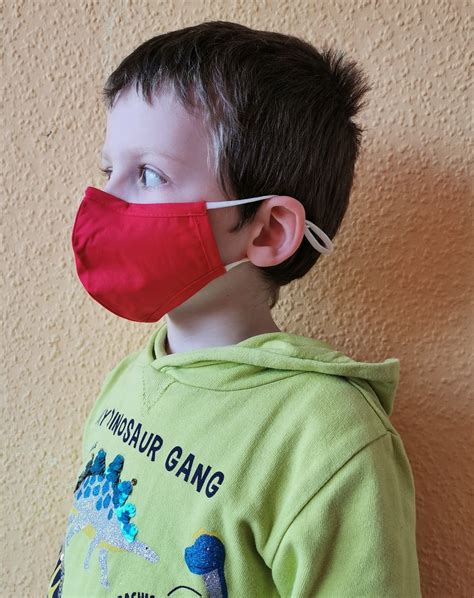 vaikas su plaunama kauke