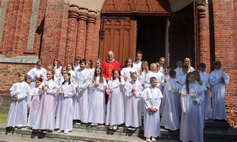 vaikai per pirmąją komuniją bažnyčioje