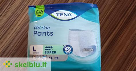 vaikas dėvintis sauskelnes-kelnaites