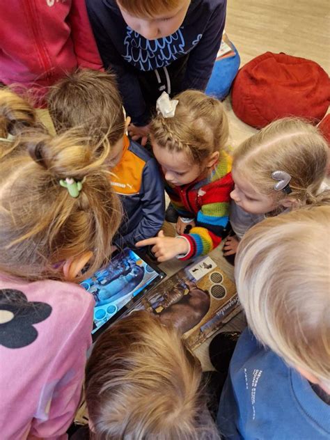 Vaikai patogiai maitinami naudojant maitinimo pagalvėlę