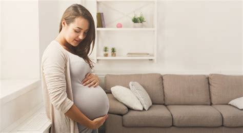 Moteris laukiasi rudenį.