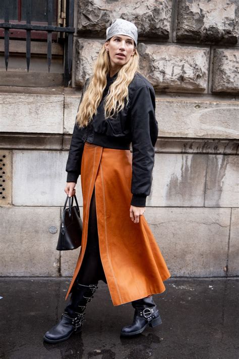 Stilinga nėščioji rudenį su palto.