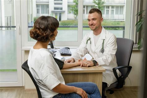 Gydytojas ir pacientė konsultacijos metu