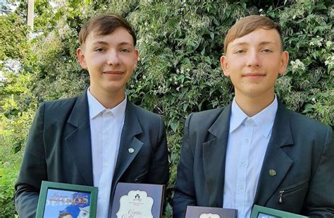 dvyniai su skirtingomis šukuosenomis