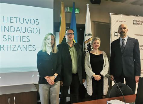 moters rankos laiko mažą kūdikį