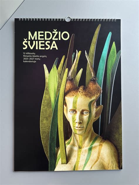 Simbolinė iliustracija, vaizduojanti moterį, jaučiančią skrandžio diskomfortą, su stilizuotais hormonų molekulių vaizdais