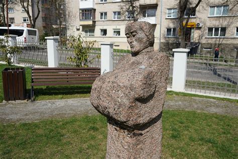 motina glostanti krūtį