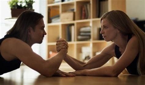 Vyras ir moteris, laikantys rankas, simbolizuojantys poros siekį susilaukti vaiko