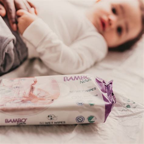 kūdikis naudojasi drėgnomis servetėlėmis