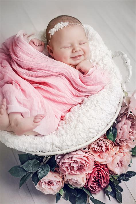 Naujagimio fotosesijos studija su paruoštais atributais