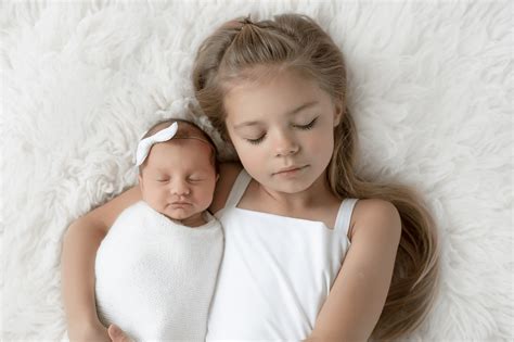 Palyginimas: neapdorota ir retušuota naujagimio nuotrauka