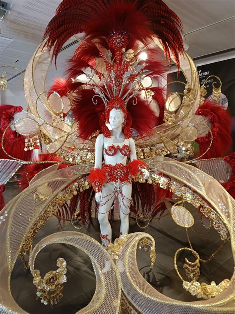 vaikai karnavalo kostiumais