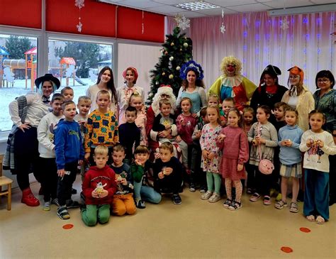 vaikų grupė su karnavaliniais kostiumais