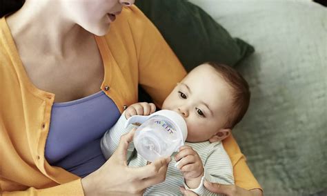 Kūdikis geria iš buteliuko su čiulptuku