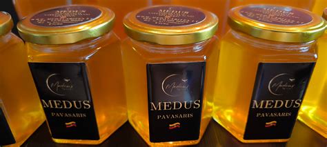 Bitės polistireninėje inkubatoriaus dėžutėje