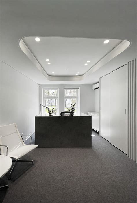 Futuristinis banko interjeras su moderniais bankomatais