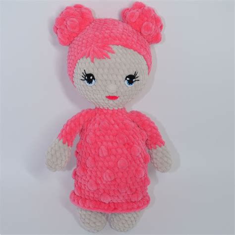 Nėrimo būdu pagaminta lėlytė su saldainiais