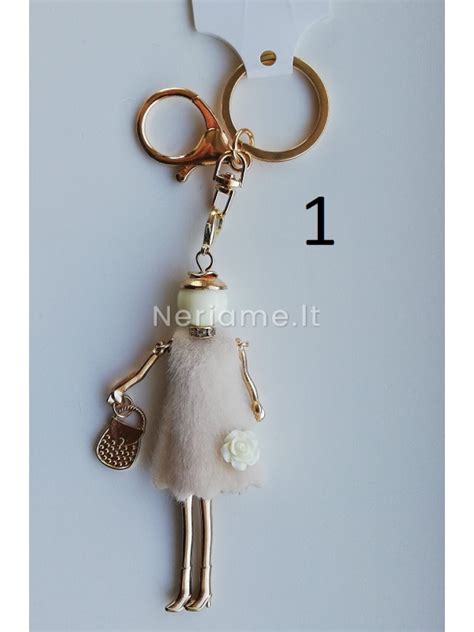 Nėrimo lėlytė kaip pakabukas ant rankinės