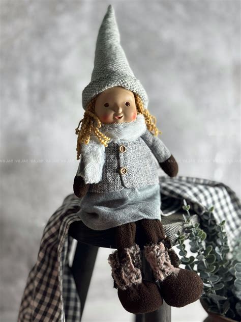 Nėrimo lėlytė kaip dalis didesnės dekoratyvinės kompozicijos