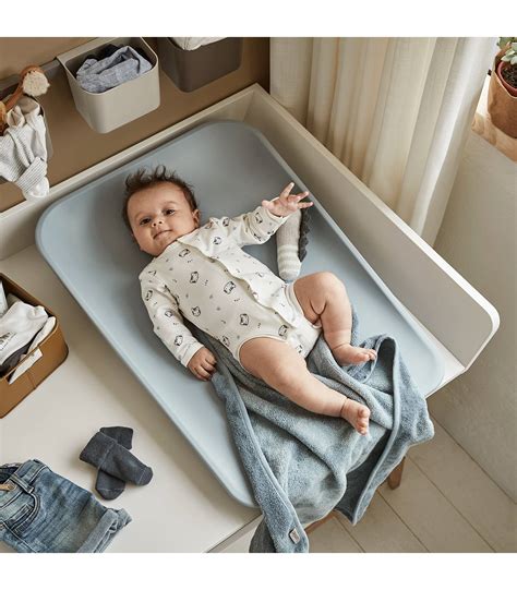 kūdikis vystomas ant vystymo stalo