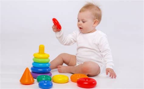 kūdikis ant pilvuko žaidžia